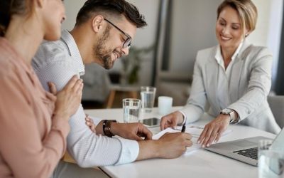 Happy man and his wife having a meeting with financial advisor and signing an agreement in the office _ Free Photo